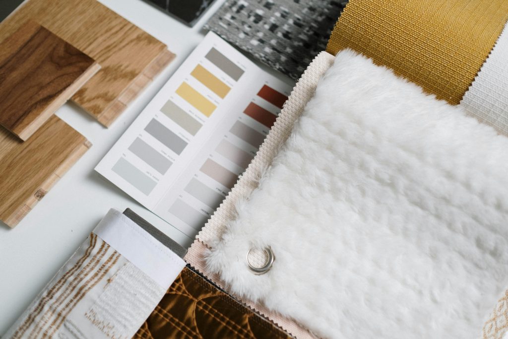 Soft neutrals woontrend 2026: lichte stoffen, houtmonsters en materiaalstalen voor interieurontwerp.
